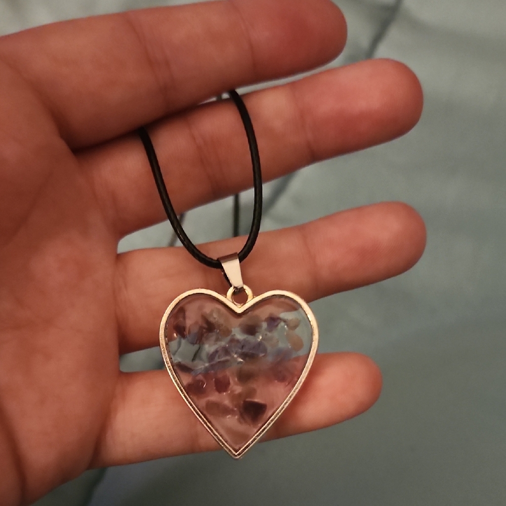 (2)resin pendent - Picture 3 of 7